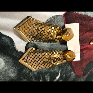 Gold tone nice VNT earring